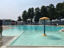 piscina interrata a forma libera con giochi dacqua ed area relax